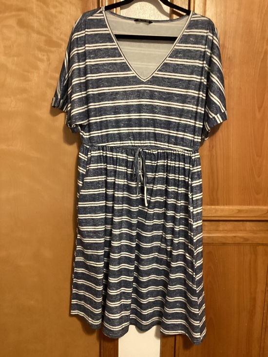 BloomChic Dresses & Skirts - BloomChic Navy and White Striped V-Neck Midi Dress, size 12, EUC